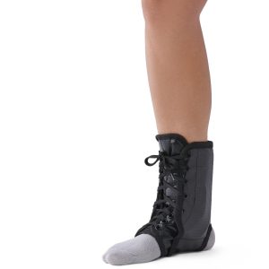 SPLINTS: CURAD VINYL LACE-UP ANKLE SPLINT WITH STAYS, SIZE S, 4 SPLINTS/CASE IN RETAIL PACKAGING